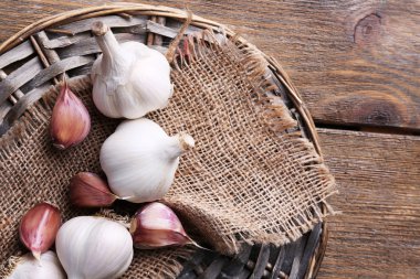 ahşap zemin üzerinde hasır mat taze sarımsak