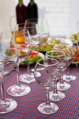 misafirler için bekleyen dishware ile büfe masa