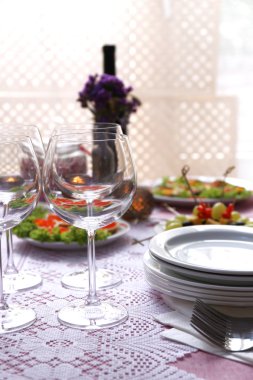 misafirler için bekleyen dishware ile büfe masa