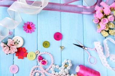 Scrapbooking craft malzemeleri renk ahşap zemin üzerinde