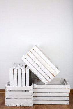 Oda boş tahta kasalarda