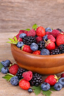 Olgun tatlı farklı meyveler kapta, eski ahşap tablo