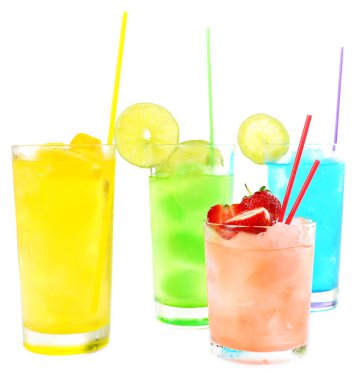 serinletici kokteyller üzerinde beyaz izole