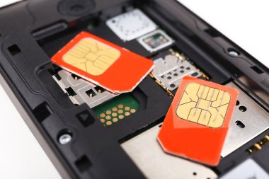 cep telefonu ve iki SIM kart, kapat