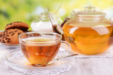 çaydanlık ve parlak zemin üzerine masada çay