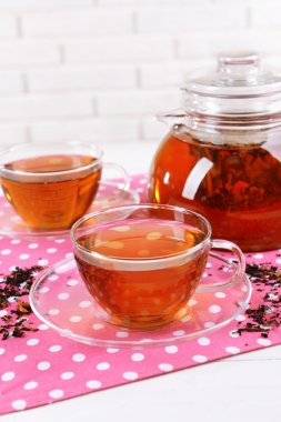 çaydanlık ve bardak çay tablo üzerinde tuğla duvar arka plan