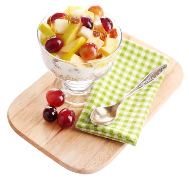 beyaz izole sağlıklı kahvaltı - Yoğurtlu taze üzüm ve elma dilim ve müsli ahşap tepsi, cam kapta yaptı