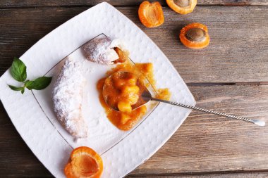 lezzetli kayısı reçeli ve kruvasan ahşap tablo