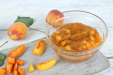 ahşap masa üzerinde taze şeftali ile lezzetli şeftali reçeli