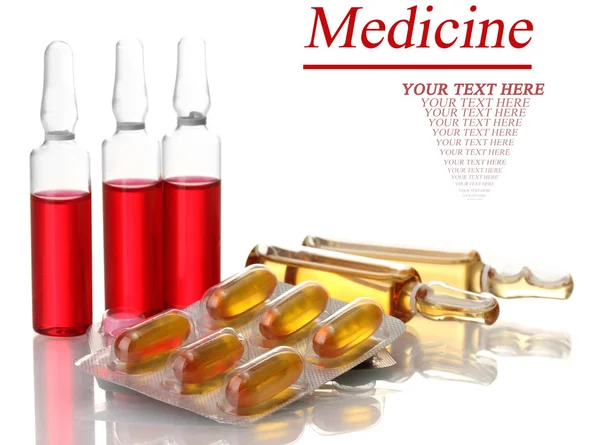 Ampollas, pastillas y jeringas médicas, aisladas en blanco — Foto de Stock