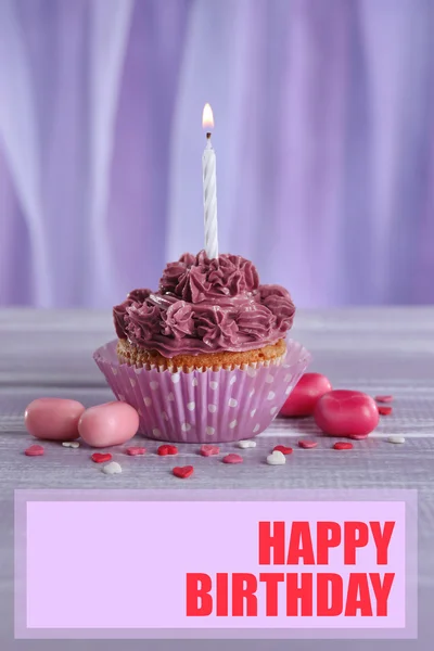 Cartolina di compleanno. Cupcake gustoso sul tavolo — Foto Stock
