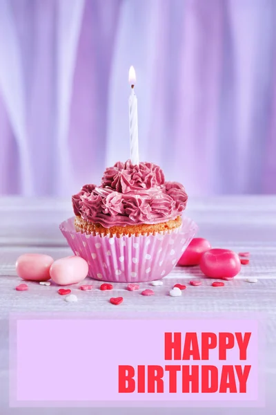 Cartolina di compleanno. Cupcake gustoso sul tavolo — Foto Stock