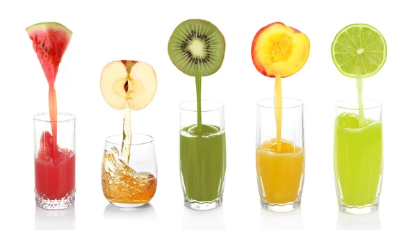 Suco que despeja de frutas em vidro, isolado sobre branco — Fotografia de Stock