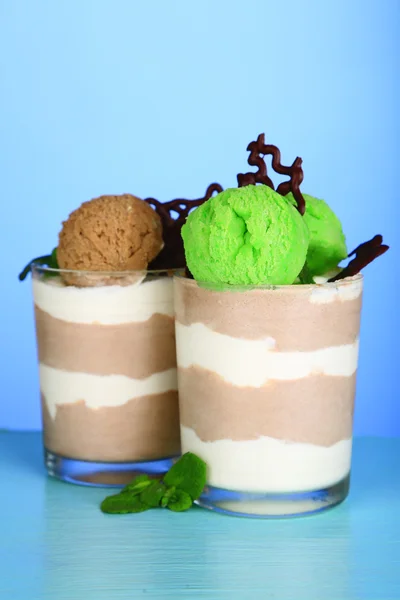 Savoureuse mousse au chocolat avec sorbet — Photo