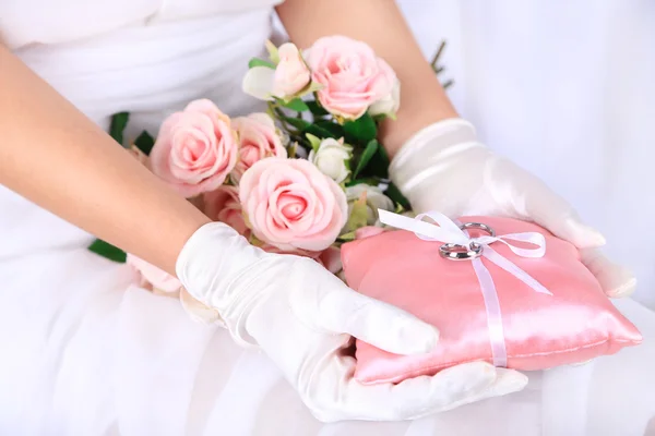 Nevěsta v rukavice na rukou — Stock fotografie