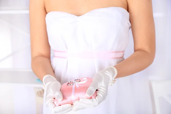 Bruid in handschoenen op handen — Stockfoto