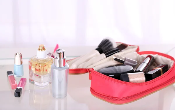 Kosmetická taška na stůl — Stock fotografie