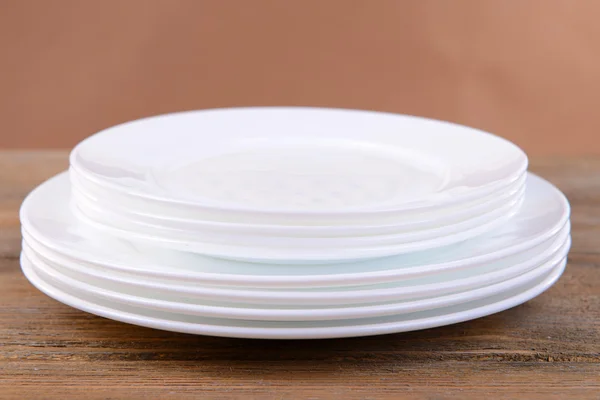 Conjunto de platos blancos en la mesa — Foto de Stock