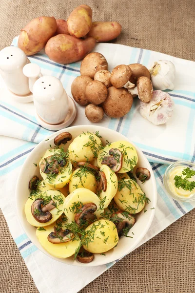Gekookte aardappelen met champignons — Stockfoto