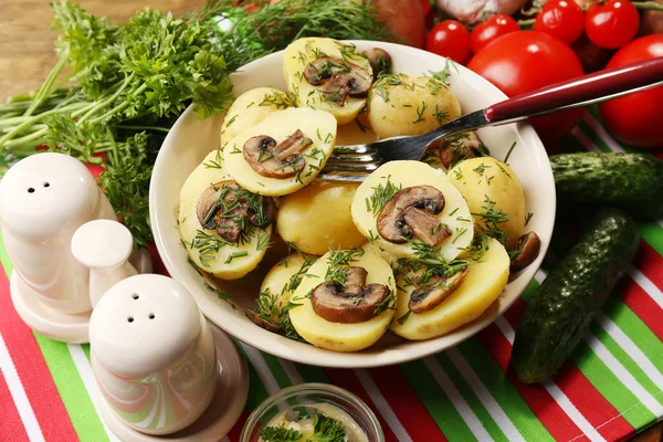 Vařené brambory s houbami — Stock fotografie