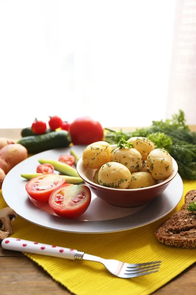Batatas fervidas jovens com verduras — Fotografia de Stock