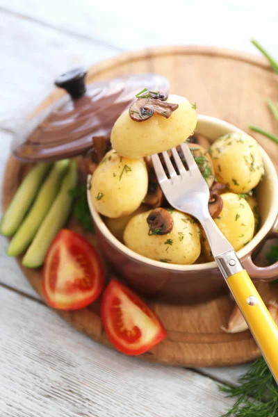 Gekookte aardappelen in pan — Stockfoto