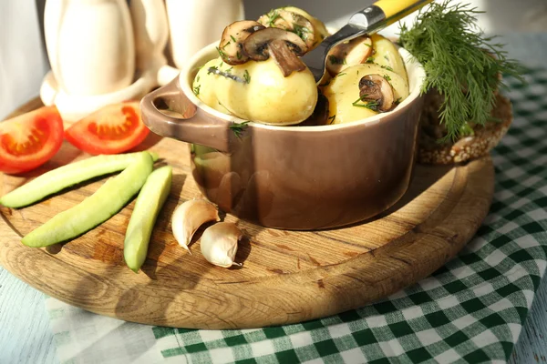 Варёный картофель в кастрюле — стоковое фото