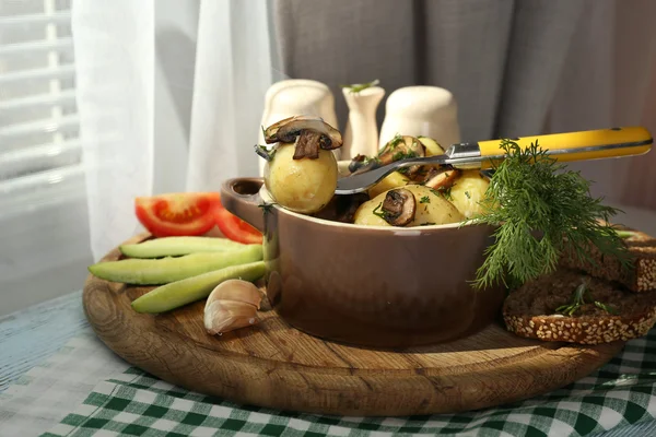 鍋にゆでたジャガイモ — ストック写真
