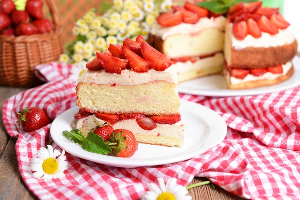 Läckra kex tårta med jordgubbar på tabell närbild — Stockfoto