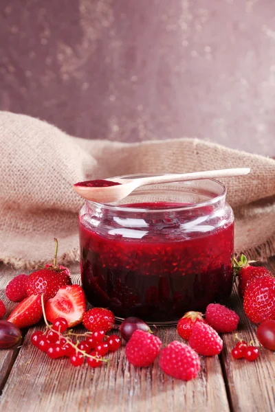 Confiture de baies dans un pot en verre — Photo