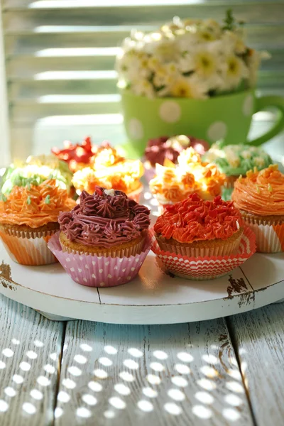 Cupcakes saborosos na mesa, close up — Fotografia de Stock