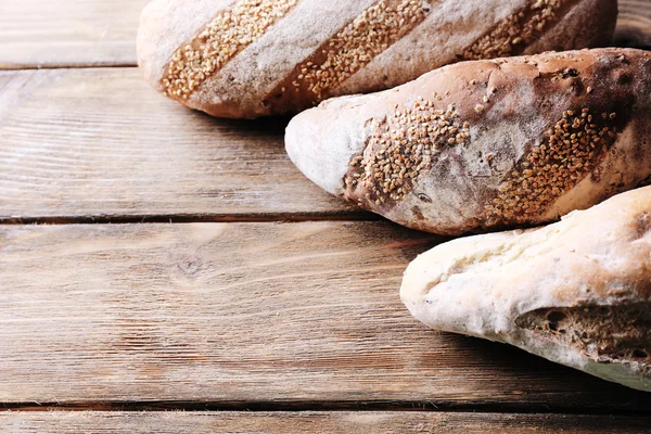 Frisches Brot auf Holzgrund — Stockfoto