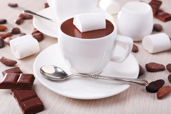Copos de chocolate quente na mesa, close-up — Fotografia de Stock