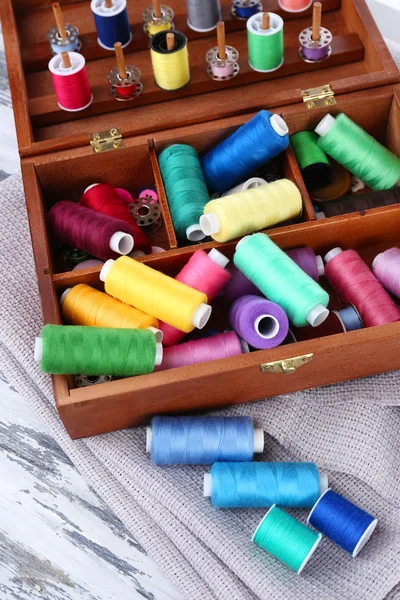 Fils colorés pour la broderie dans une boîte en bois close up — Photo