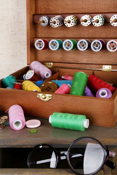 Fils colorés pour la broderie dans une boîte en bois close up — Photo