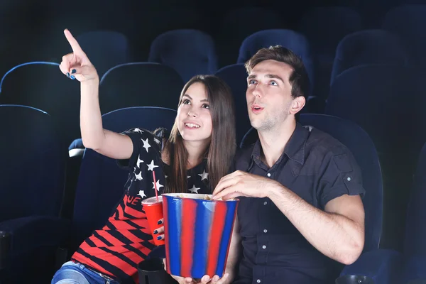 Mladý pár, sledování filmu v kině — Stock fotografie