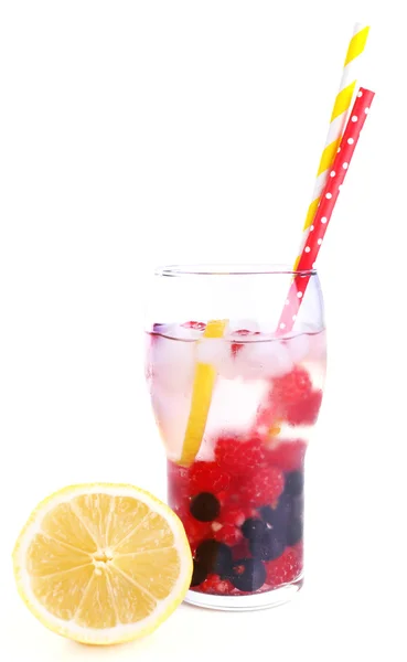 Copo de cocktail de baga com limão e hortelã sobre fundo branco isolado — Fotografia de Stock