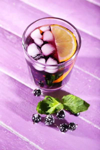 Sklo studené Berry koktejl na dřevěné pozadí — Stock fotografie