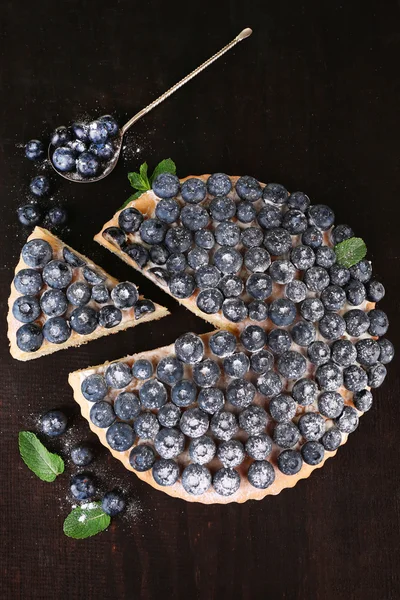 Smakelijk zelfgemaakte taart met bosbessen op houten tafel — Stockfoto