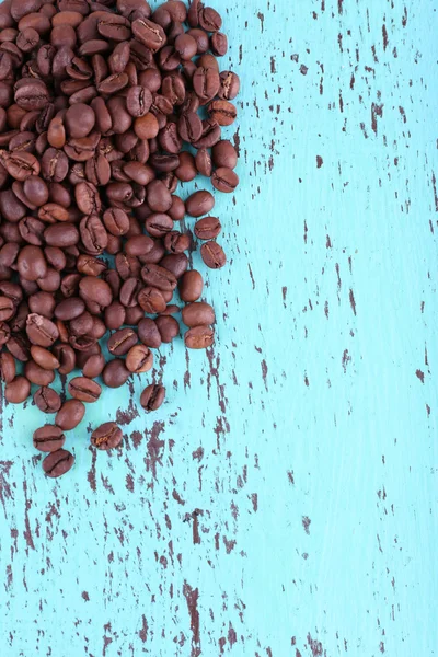 Biji kopi dengan latar belakang kayu biru — Stok Foto