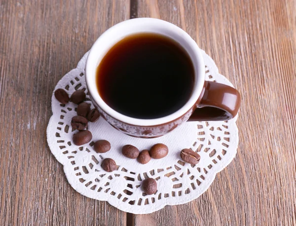 Taza de café caliente fresco sobre fondo de madera — Foto de Stock