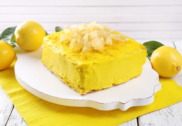 Leckerer Zitronenkuchen auf Holztisch — Stockfoto