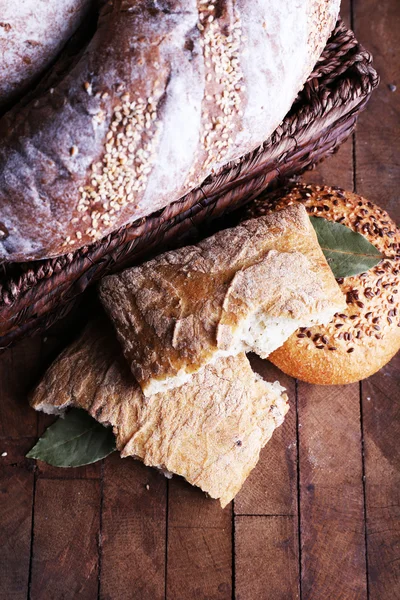 Pane appena sfornato su fondo di legno — Foto Stock
