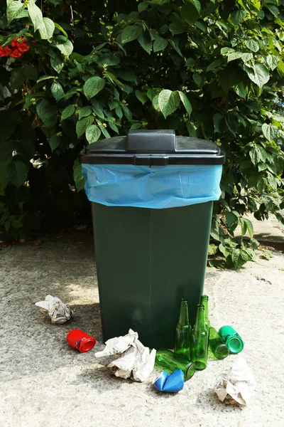 Recycle bin buitenshuis — Stockfoto