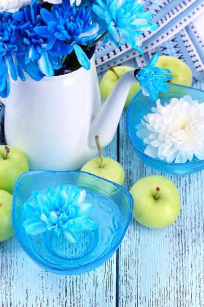 Composition du chrysanthème blanc et bleu sur table close-up — Photo