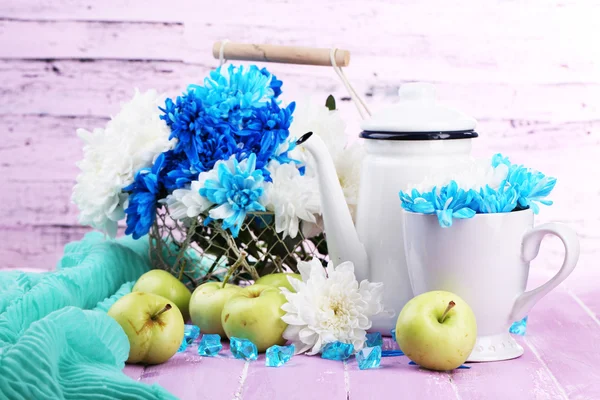 Composición de primer plano blanco y azul de crisantemo y utensilio — Stock fotografie