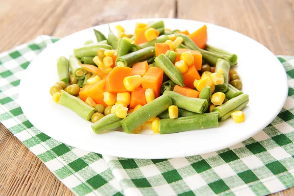 Sałatka pyszne warzywa na tabliczce na stół szczegół — Zdjęcie stockowe