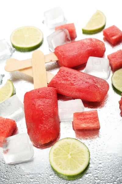 Watermeloen consumptie-ijs, close-up — Stockfoto