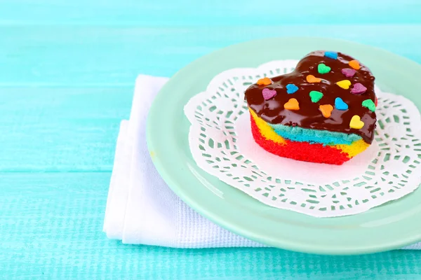 Delicioso mini pastel de arco iris sobre fondo brillante — Foto de Stock