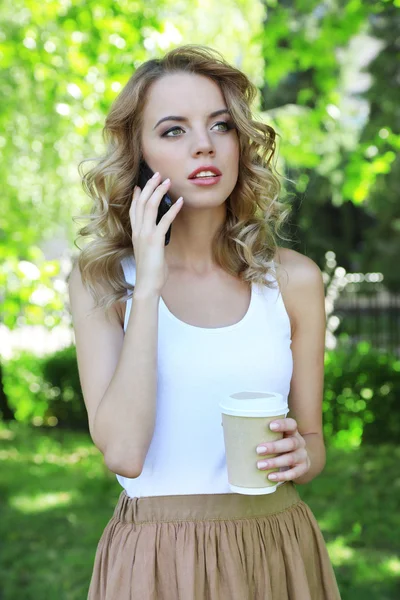 Hermosa joven con café en la calle de la ciudad —  Fotos de Stock